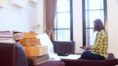Online fikirler kavramı satış, çalışan kadınlar evden posta parsel ile cep telefonu ile fotoğraf çekmek