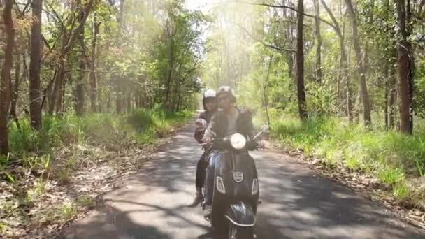 Mouvement Lent Couple Chevauchant Leur Scooter Travers Forêt — Video