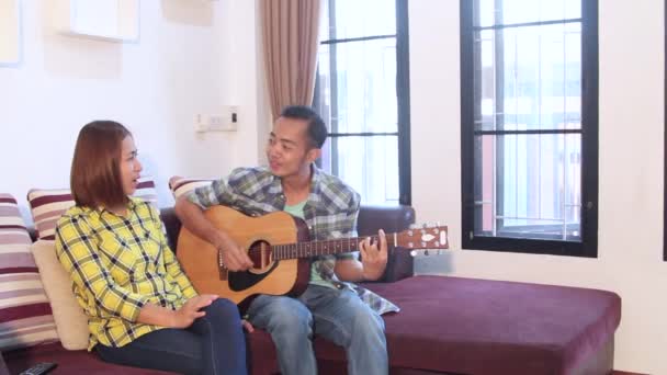 Pareja Feliz Tocando Guitarra Nuevo Apartamento Concpet Nuevo Hogar Amor — Vídeos de Stock