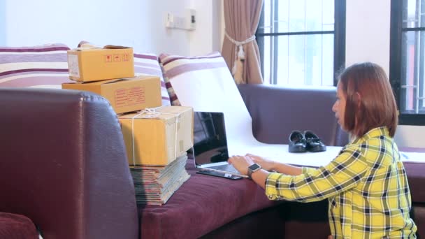 Женщины Работающие Ноутбук Дома Почтовой Посылкой Продажа Онлайн Идеи Концепции — стоковое видео