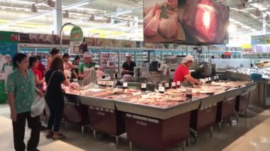 Nakhonratchasima Tayland - 10 Mart 2018: İnsanlar dükkanında Tesco lotus Tayland, Nakhonratchasima 10 Mart 2018