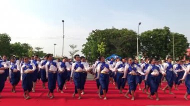 Nakhonratchasima Tayland - 21 Mart 2018: İnsanlar dans Thao Suranaree anıt Korat Tay anıt inşa olduğunu unutmayın ve iyilik onurlandırmak için. Tayland, Nakhonratchasima 21 Mart 2018
