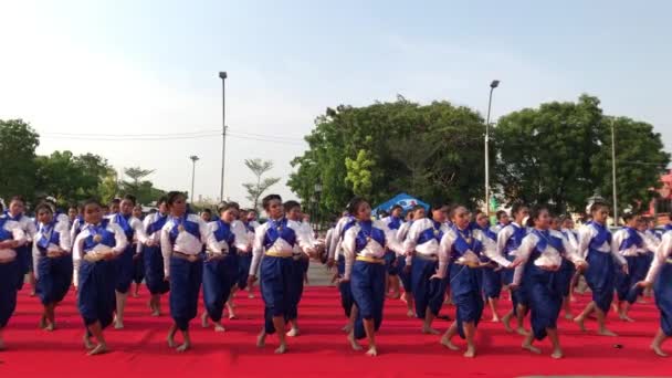 Nakhonratchasima Thailand Março 2018 Pessoas Mulheres Tailandesas Dançando Thao Suranaree — Vídeo de Stock