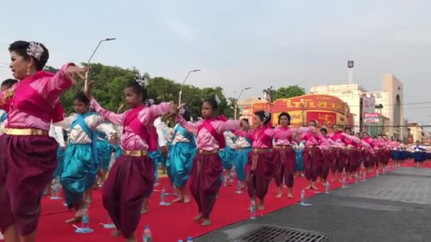 Tailandia Nakhonratchasima Marzo 2018 Mujeres Tailandesas Bailando Thao Suranaree Monumento — Vídeo de stock