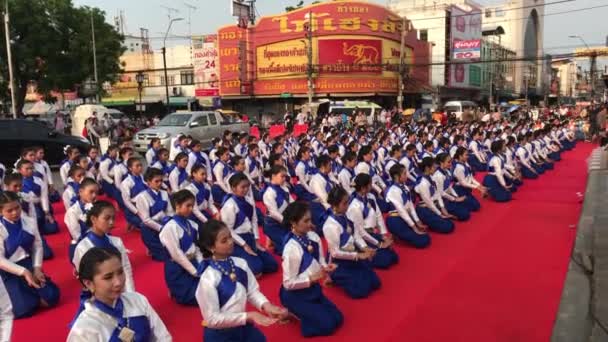 Tailandia Nakhonratchasima Marzo 2018 Mujeres Tailandesas Bailando Thao Suranaree Monumento — Vídeos de Stock