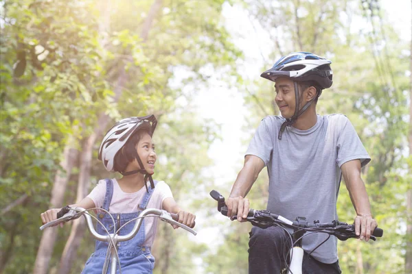 Glücklicher Vater und Tochter beim Radeln im Park — Stockfoto