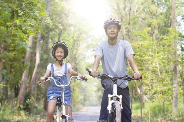 Glücklicher Vater und Tochter beim Radeln im Park — Stockfoto