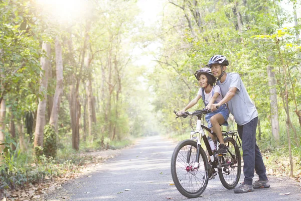 Feliz pai e filha de bicicleta no parque — Fotografia de Stock