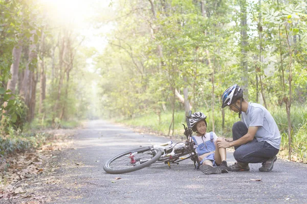 Papà ha aiutato la figlia a cadere in bici — Foto Stock
