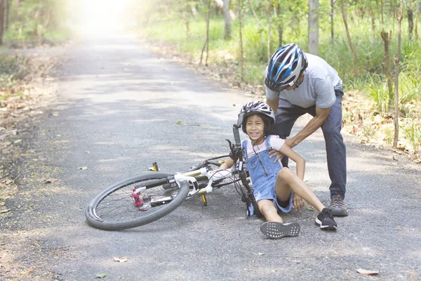 Papà ha aiutato la figlia a cadere in bici — Foto Stock