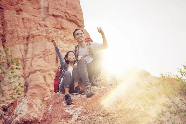 Father and daughter hiking climbing in mountains together succes — Stock Photo, Image