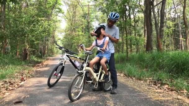 Ayah Dan Anak Yang Bahagia Bersepeda Taman Konsep Relaksasi Kebersamaan — Stok Video