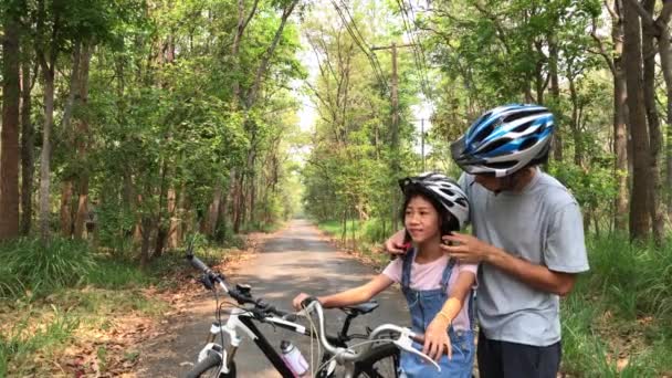 Ayah Dan Anak Yang Bahagia Bersepeda Taman Konsep Relaksasi Kebersamaan — Stok Video