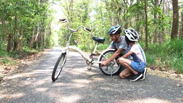 Gelukkig Vader Dochter Fietsen Het Park Saamhorigheid Ontspanning Concept — Stockvideo