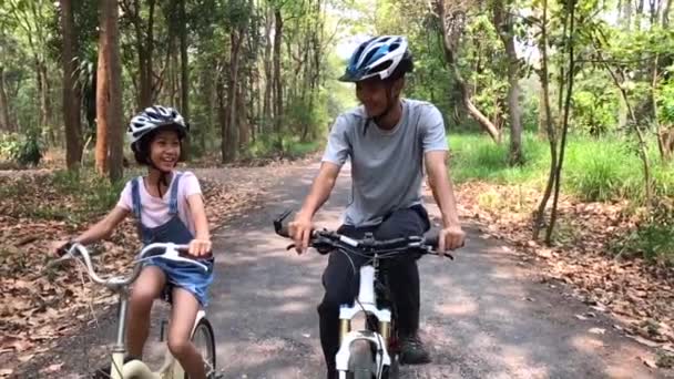 Heureux Père Fille Faisant Vélo Dans Parc Concept Détente Ensemble — Video