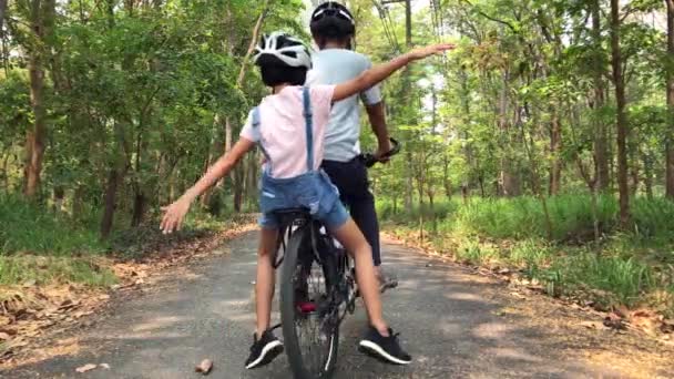 Buon Padre Figlia Bicicletta Nel Parco Insieme Concetto Relax — Video Stock