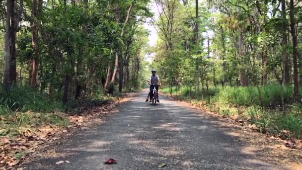 Gelukkig Vader Dochter Fietsen Het Park Saamhorigheid Ontspanning Concept — Stockvideo