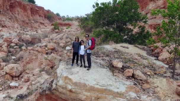 heureux asiatique famille Voyage montagne rocher drone shot haut vue 