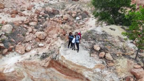 Glad Asiatisk Familj Resor Mountain Rock Drone Sköt Ovanifrån — Stockvideo