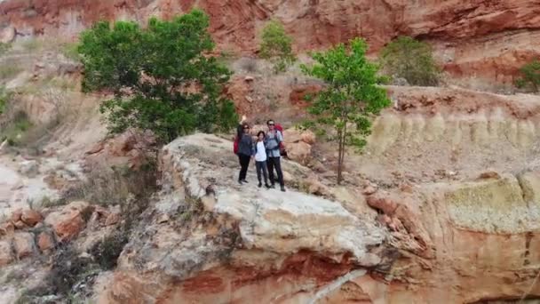 heureux asiatique famille Voyage montagne rocher drone shot haut vue 