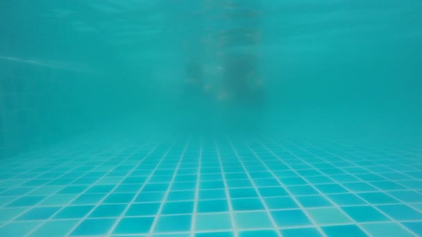 Feliz Hija Padre Nadando Bajo Agua Piscina — Vídeo de stock