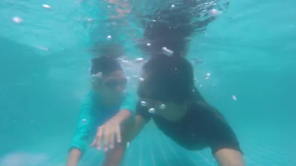 Filha Feliz Pai Nadando Debaixo Água Piscina — Vídeo de Stock