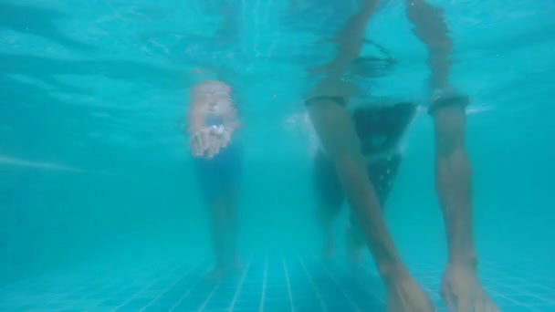 Feliz Hija Padre Nadando Bajo Agua Piscina — Vídeo de stock
