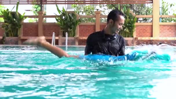 父亲教女儿游泳 — 图库视频影像