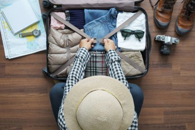  Havai görünümü vaca planlama sırt çantası ve yolcu kadın planı