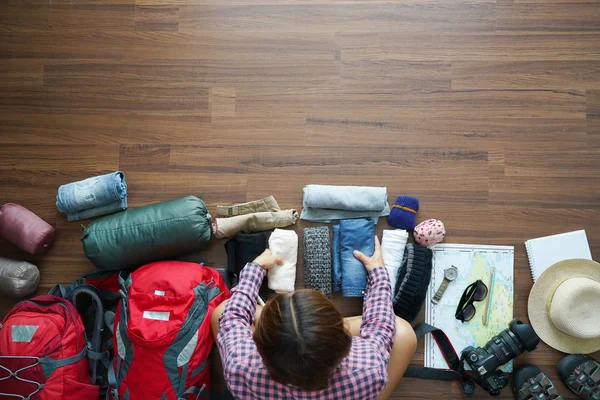 Felülnézete utazó nő terv és tervezés vacat hátizsák — Stock Fotó