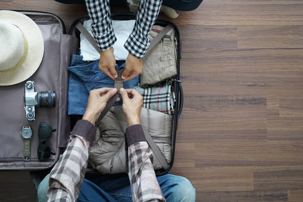 Overhead view of Traveler's Young couple planning honeymoon vaca — Stock Photo, Image