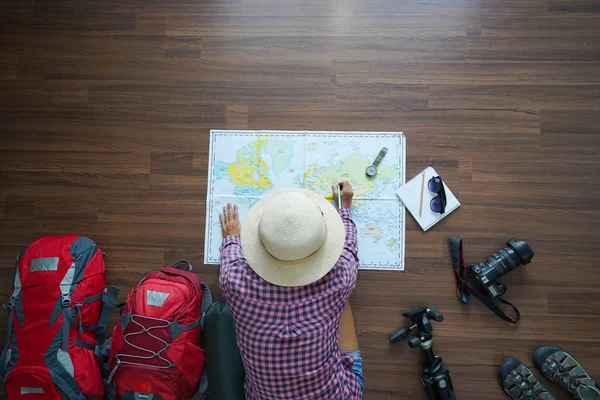 Overhead view of traveler woman plan and backpack planning vacat — Stock Photo, Image