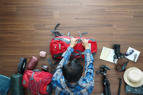 Vista aérea del plan de hombre viajero y la planificación de la mochila — Foto de Stock