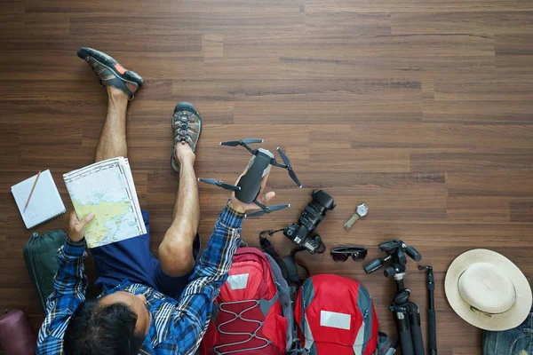 Vista aérea del hombre viajero plan y mochila planificación vacatio — Foto de Stock