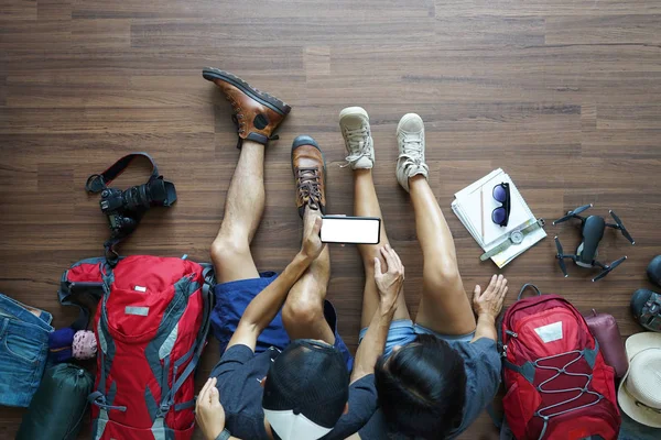 Overhead view of Traveler's Young couple planning honeymoon — Stock Photo, Image