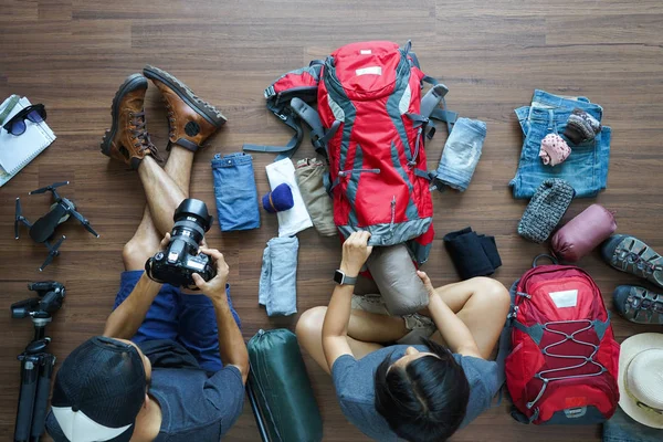 Overhead view of Traveler's Young couple planning honeymoon — Stock Photo, Image