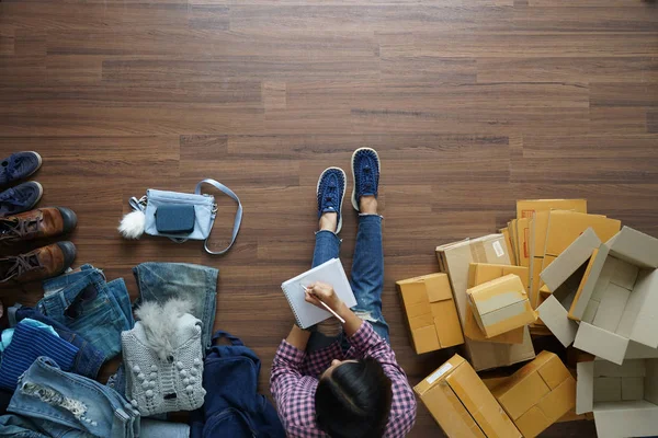 Felülnézet nők írni egy notebook, otthonról, a fa padló — Stock Fotó