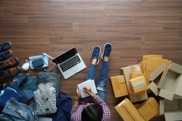 Vista dall'alto delle donne scrivere un taccuino da casa sul pavimento in legno — Foto Stock