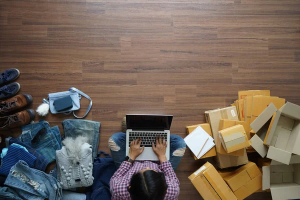 Vista dall'alto di donne che lavorano computer portatile da casa su legno — Foto Stock