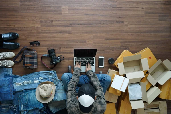 Visão superior de homens trabalhando computador portátil com acessórios de moda — Fotografia de Stock