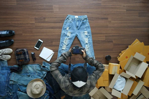 Вид зверху чоловіків зйомки зробити фото джинси штани і модні аксесуари — стокове фото