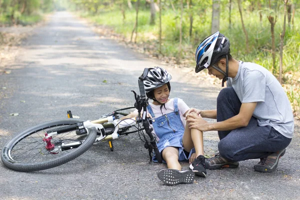 Papà ha aiutato la figlia a cadere in bici . — Foto Stock