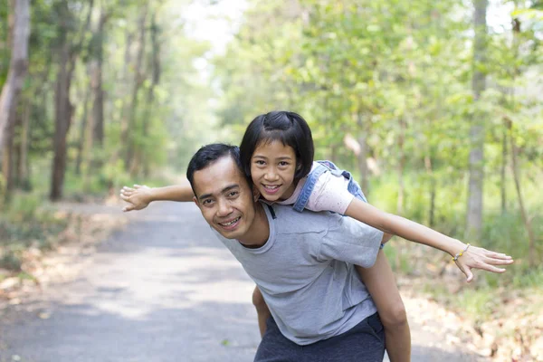 Père heureux avec sa fille dans un parc d'été — Photo