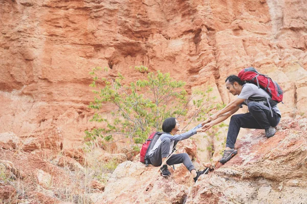 Pai e filha caminhadas escalando nas montanhas juntos — Fotografia de Stock