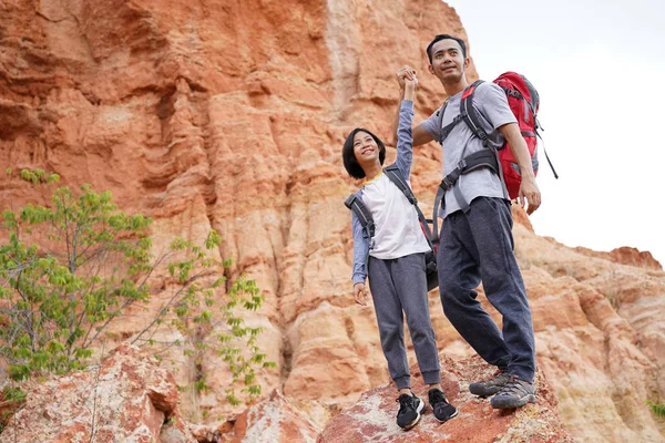 Pai e filha caminhadas escalando nas montanhas juntos — Fotografia de Stock