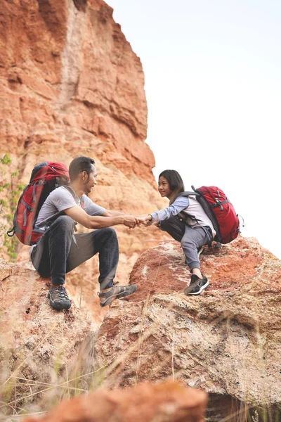 父と娘が一緒に山で登山ハイキング — ストック写真