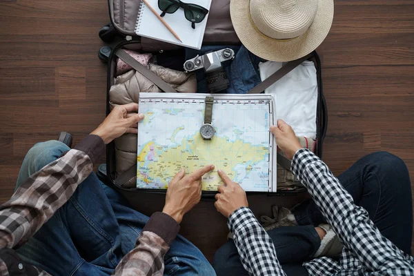 Overhead view of Traveler's Young couple planning — Stock Photo, Image