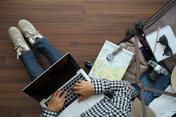 Visão geral do plano mulher viajante e planejamento de férias — Fotografia de Stock