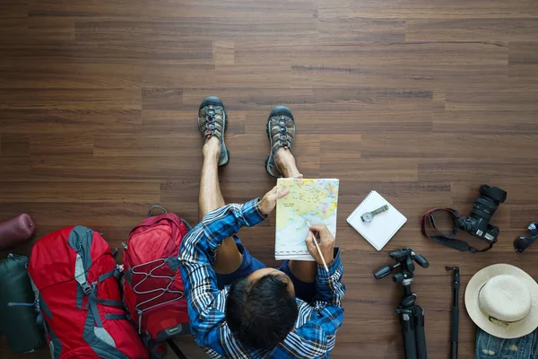여행자 남자 계획과 배낭 계획의 오버 헤드 보기 — 스톡 사진