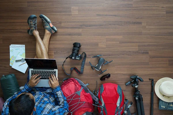 Overhead view of traveler man plan and backpack planning — Stock Photo, Image